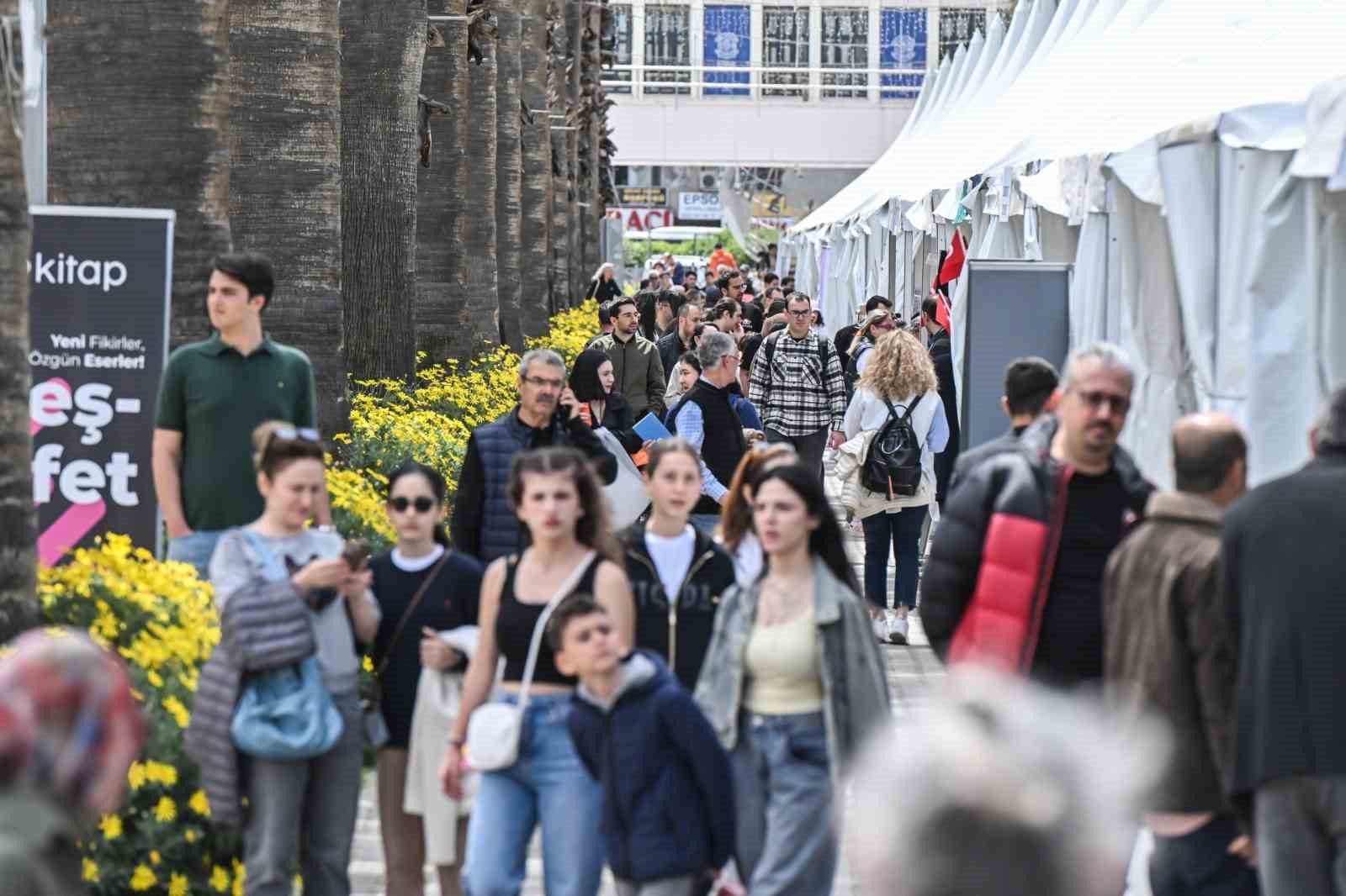 İzmirliler İZKİTAP’a akın etti
