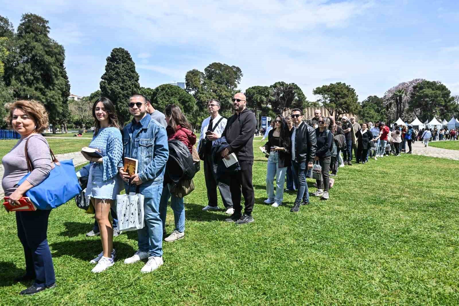 İzmirliler İZKİTAP’a akın etti
