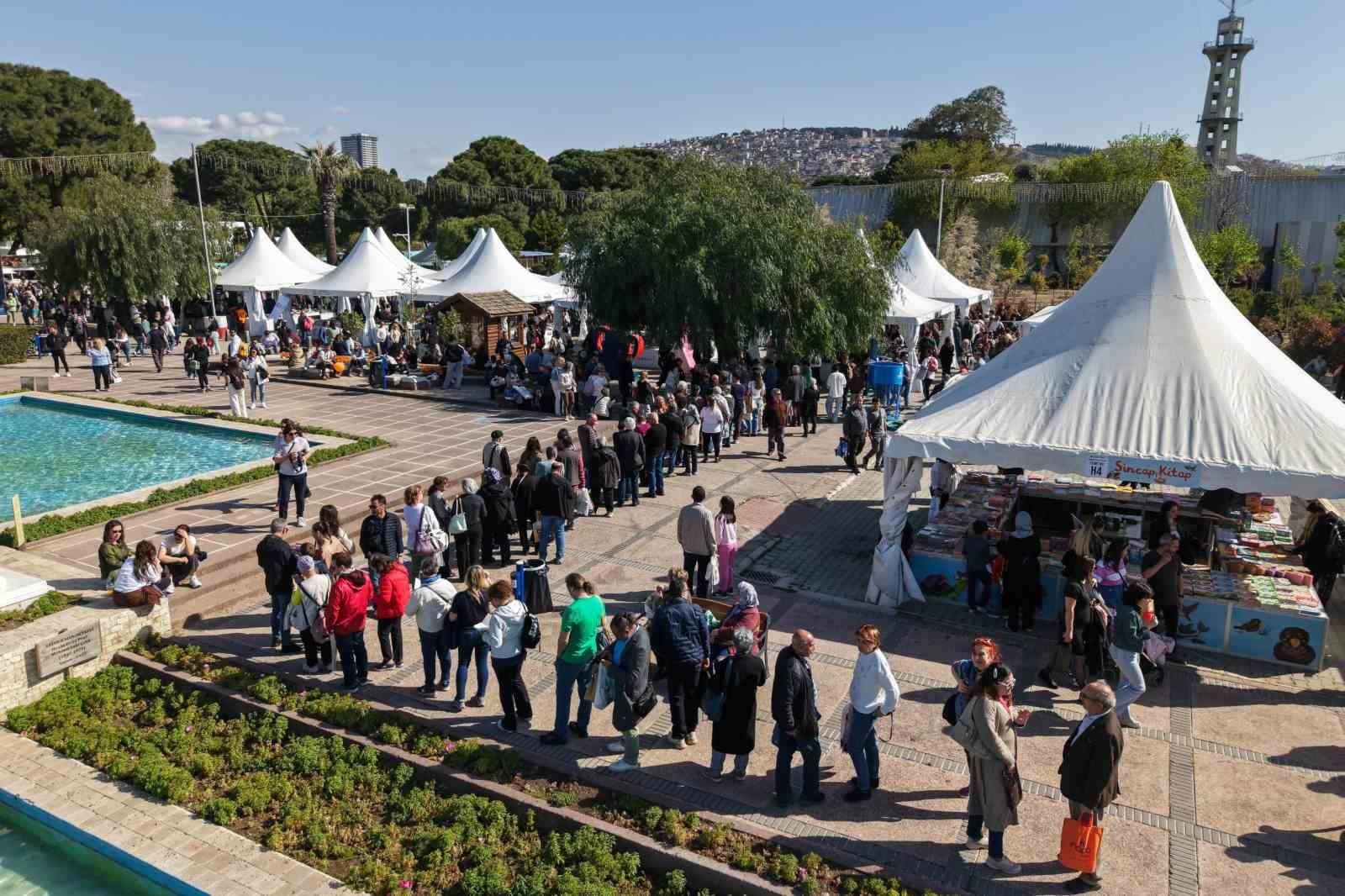 İzmirliler İZKİTAP’a akın etti
