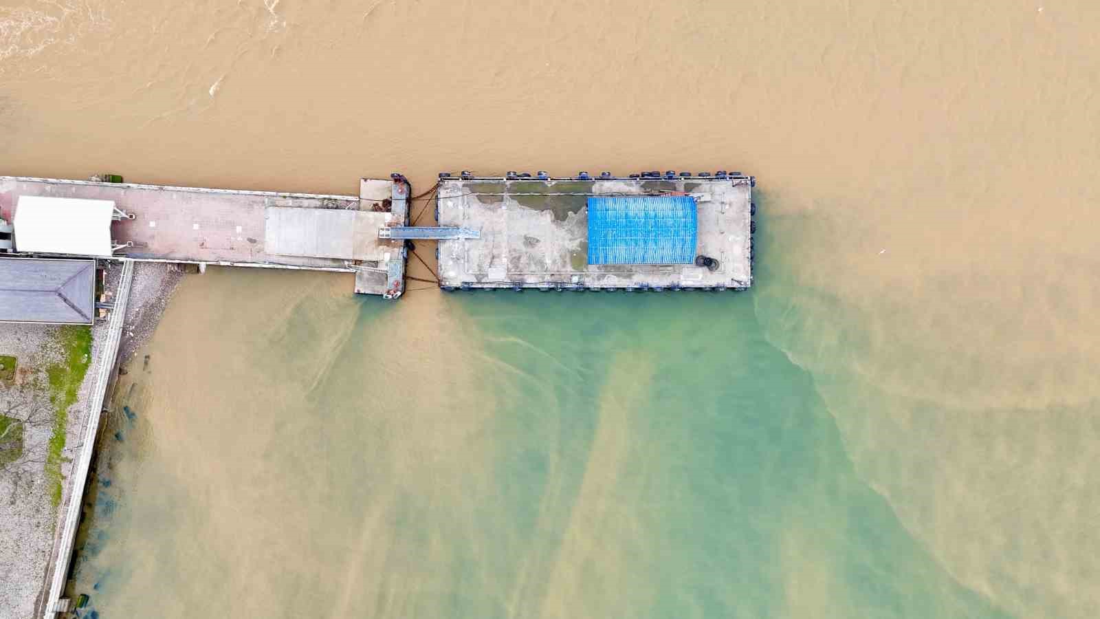 İzmit Körfezi iki renk oldu: Derenin taşıdığı çamur denizin rengini değiştirdi
