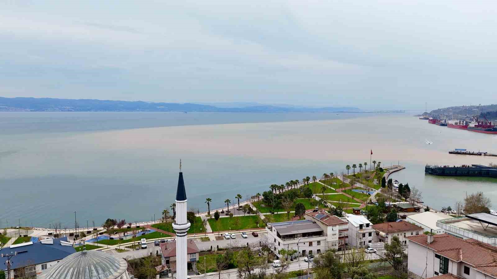 İzmit Körfezi iki renk oldu: Derenin taşıdığı çamur denizin rengini değiştirdi
