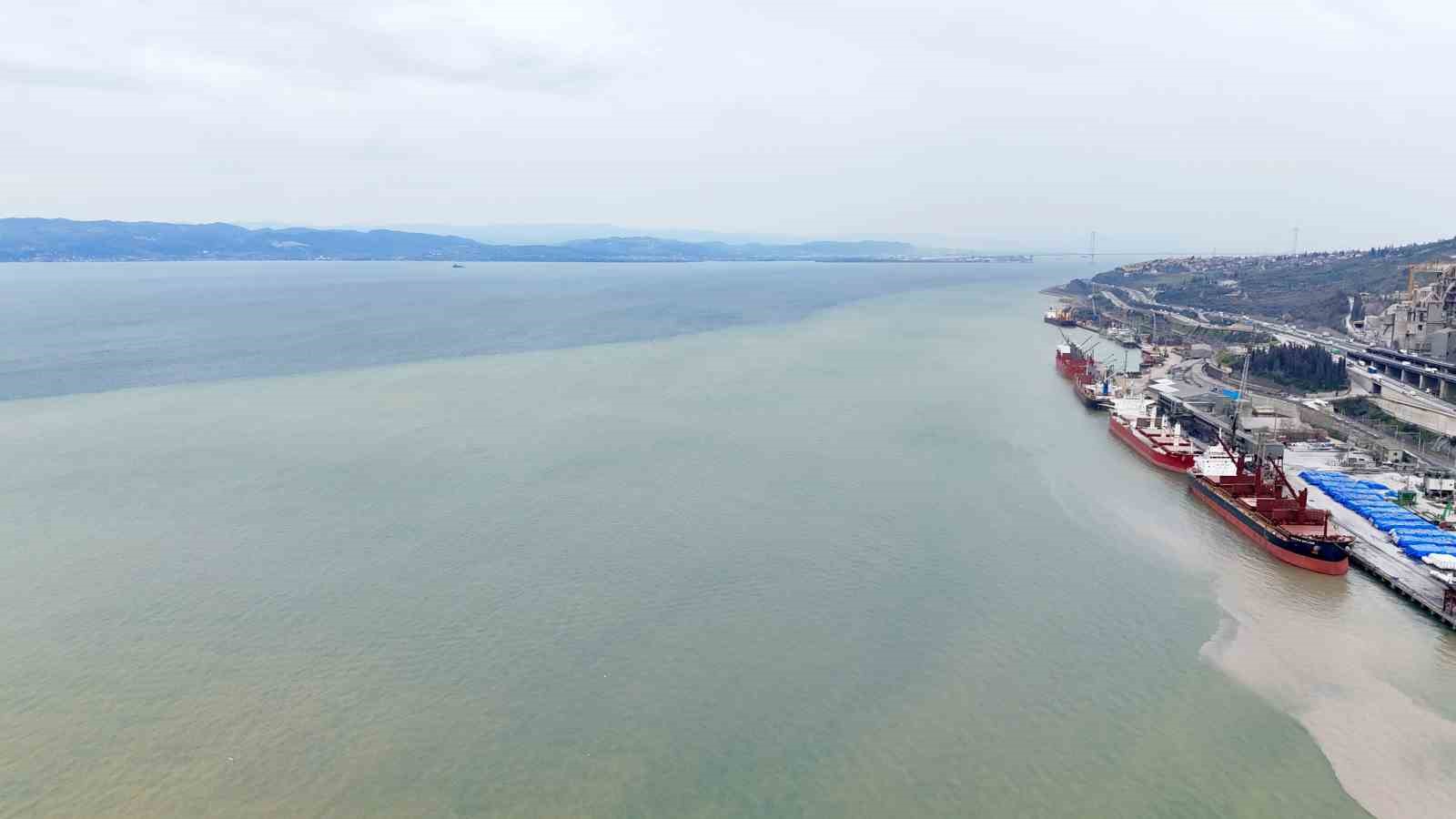 İzmit Körfezi iki renk oldu: Derenin taşıdığı çamur denizin rengini değiştirdi

