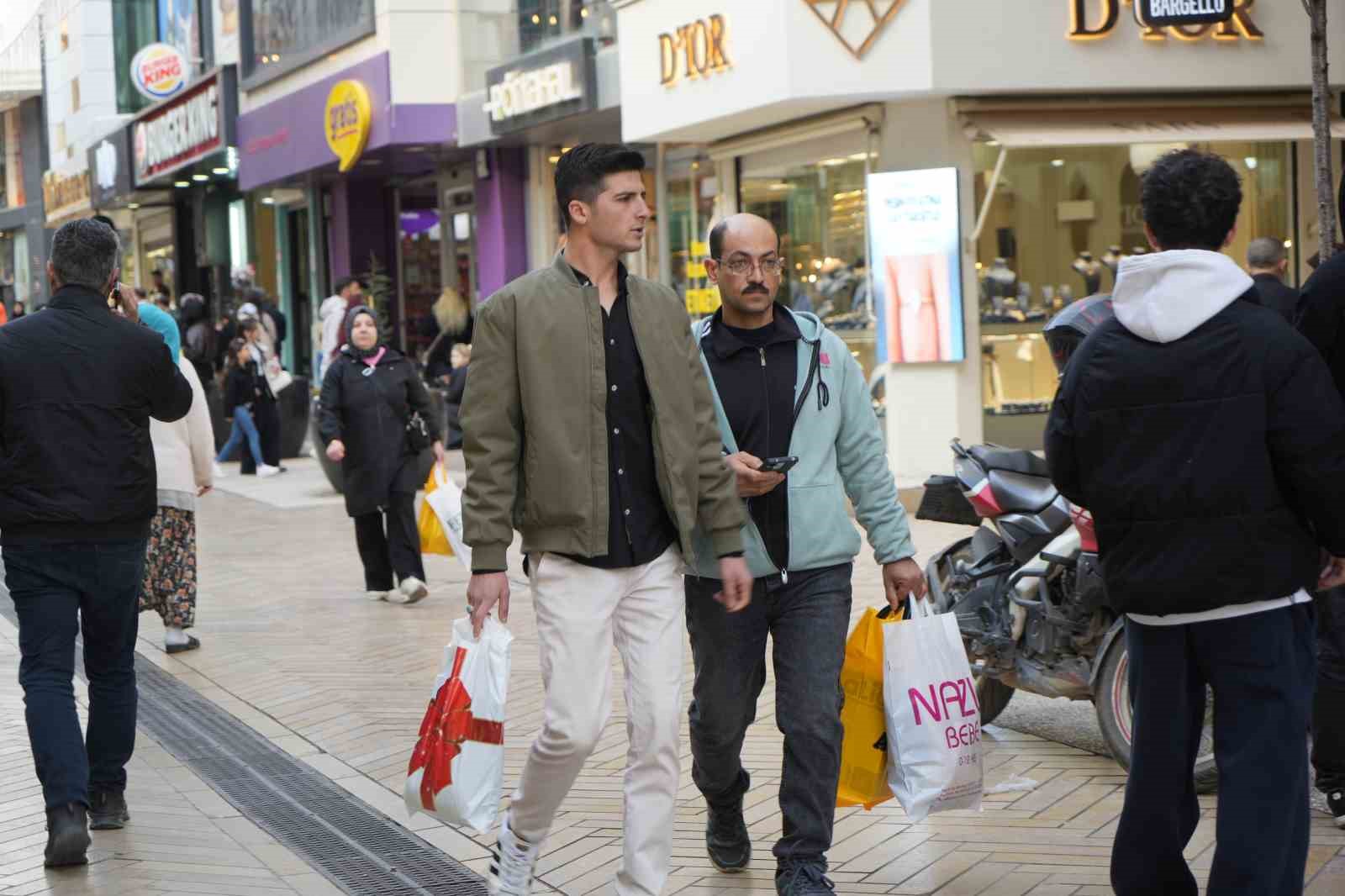 İzmit sokaklarında bayram alışverişi hareketliliği: Adım atacak yer kalmadı
