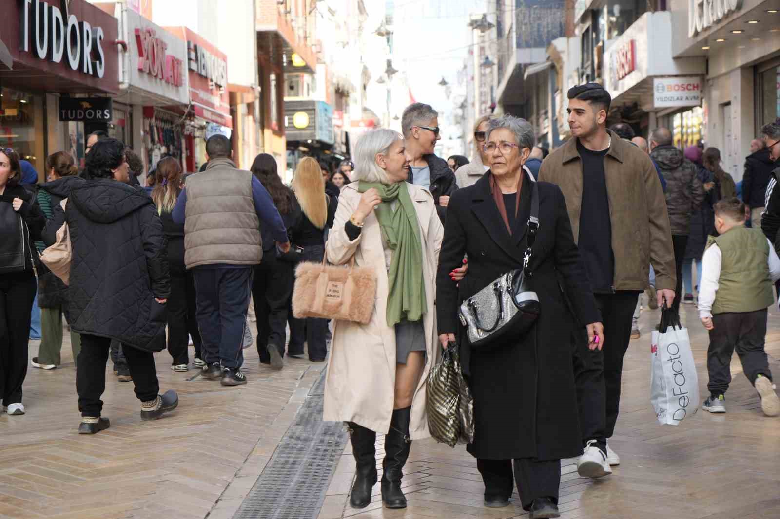 İzmit sokaklarında bayram alışverişi hareketliliği: Adım atacak yer kalmadı
