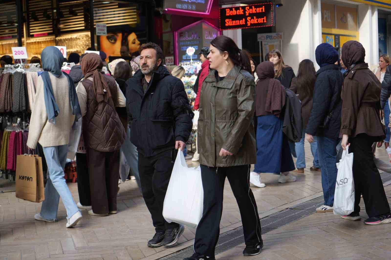 İzmit sokaklarında bayram alışverişi hareketliliği: Adım atacak yer kalmadı
