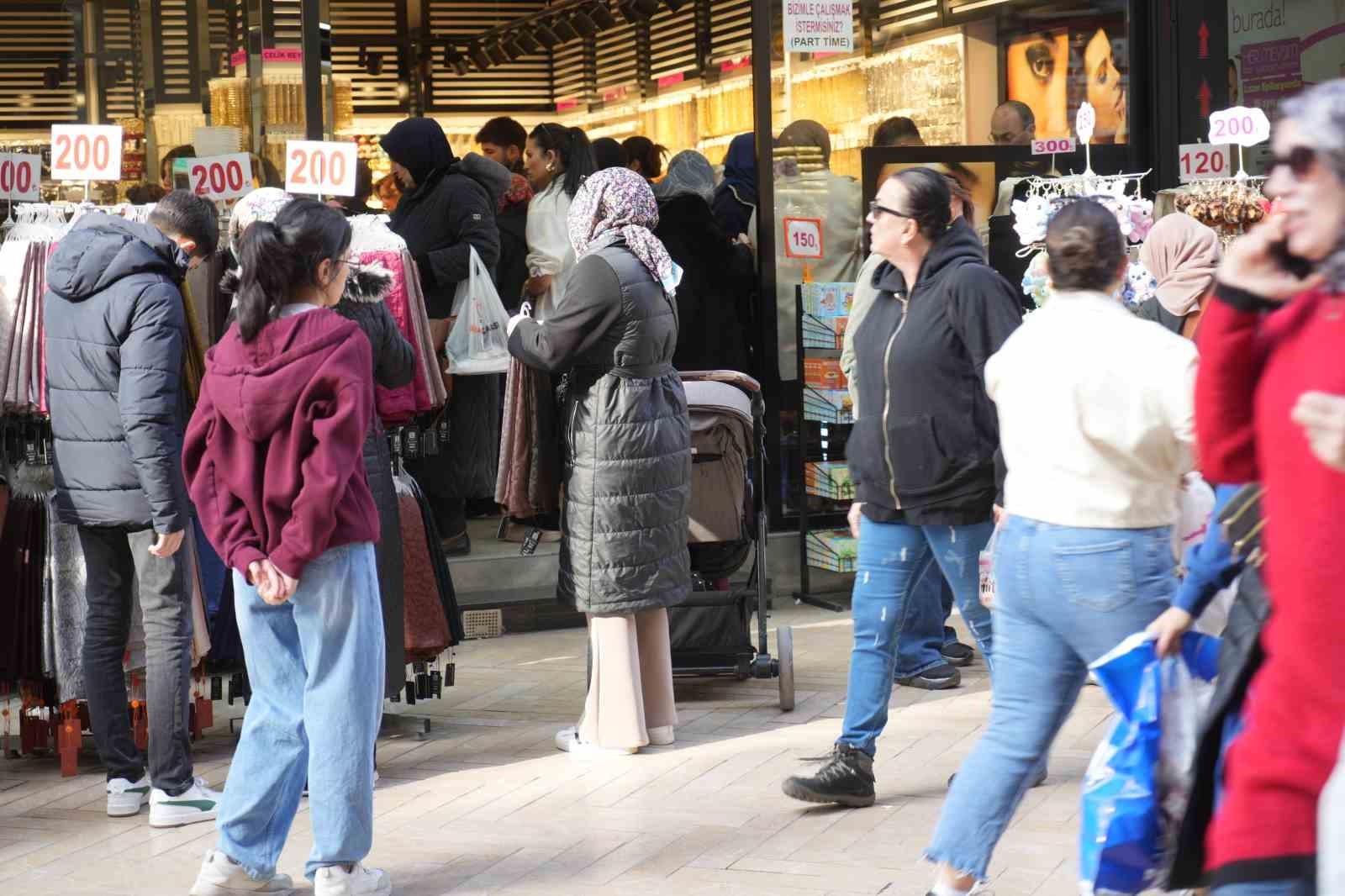İzmit sokaklarında bayram alışverişi hareketliliği: Adım atacak yer kalmadı
