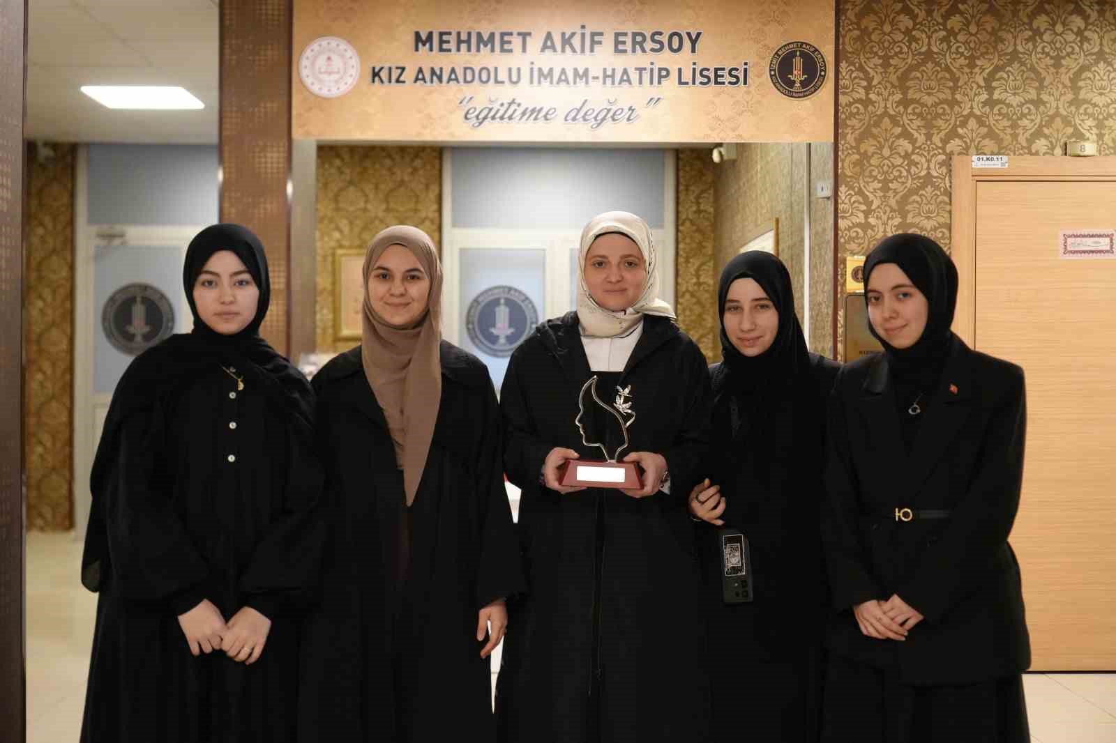 İzmitli kız öğrenciler Arapça münazarada dünya ikincisi oldu
