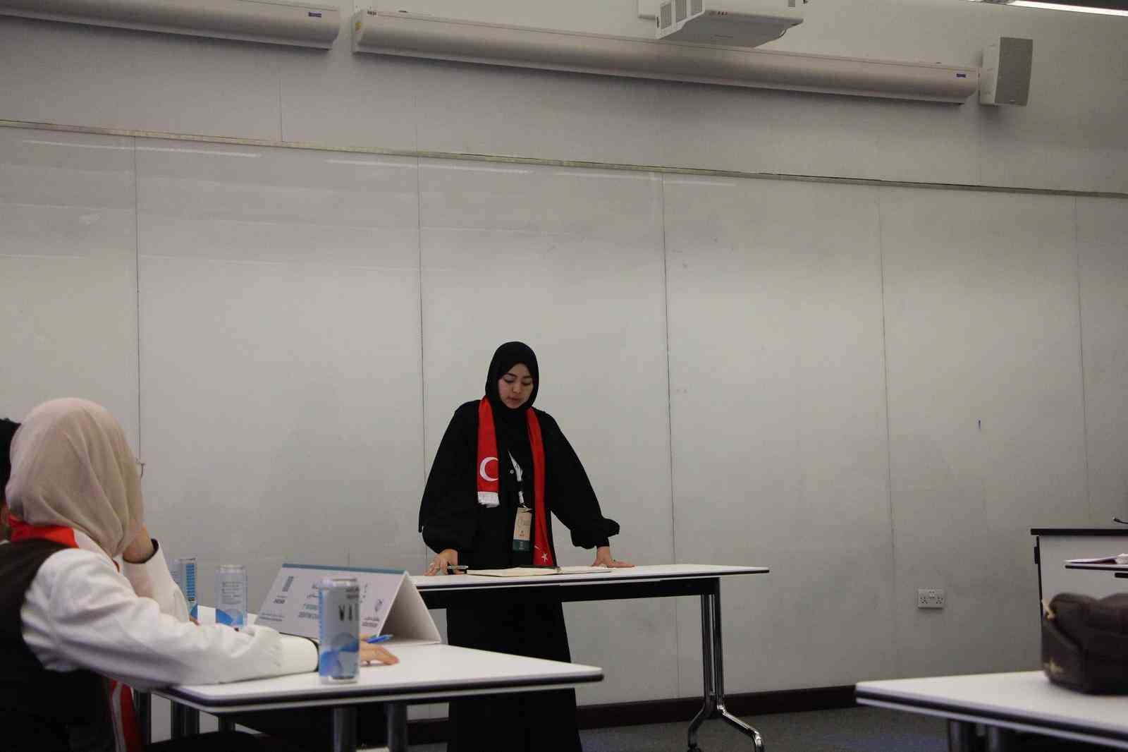 İzmitli kız öğrenciler Arapça münazarada dünya ikincisi oldu
