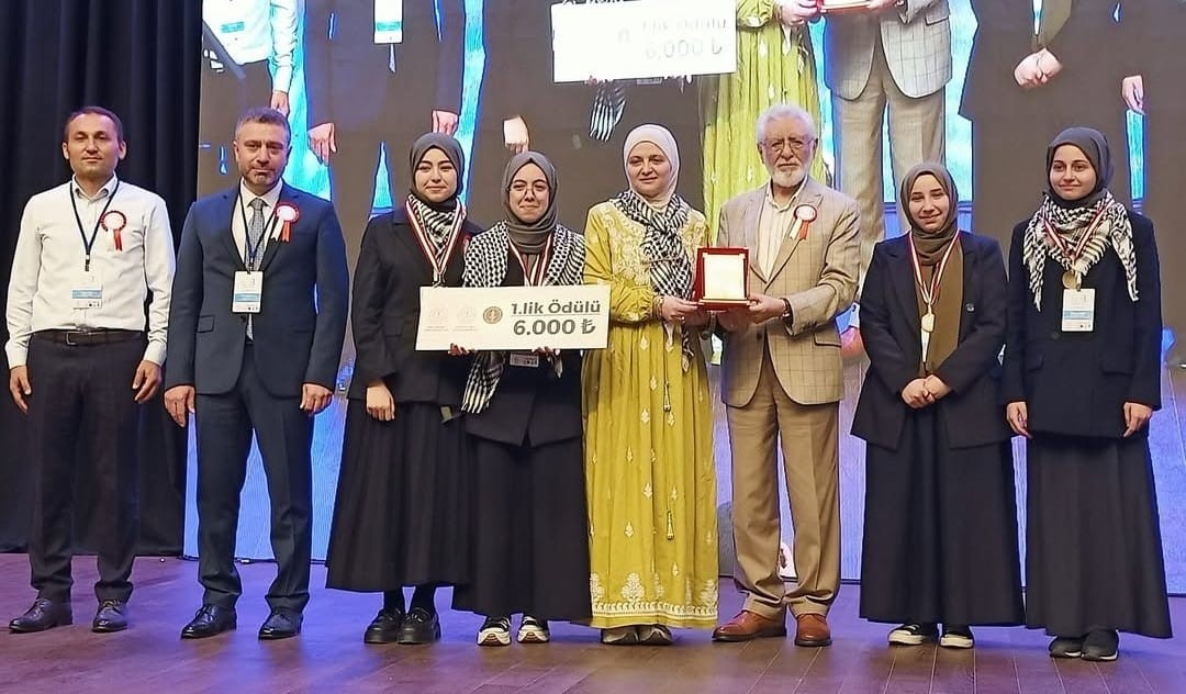 İzmitli kız öğrenciler Arapça münazarada dünya ikincisi oldu
