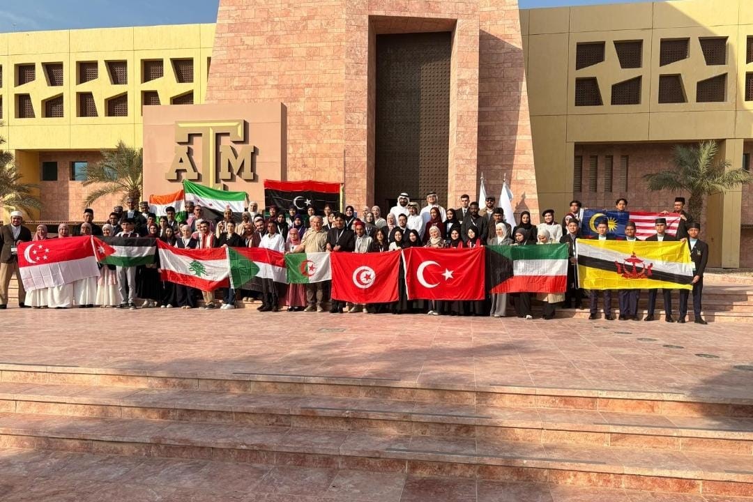 İzmitli kız öğrenciler Arapça münazarada dünya ikincisi oldu
