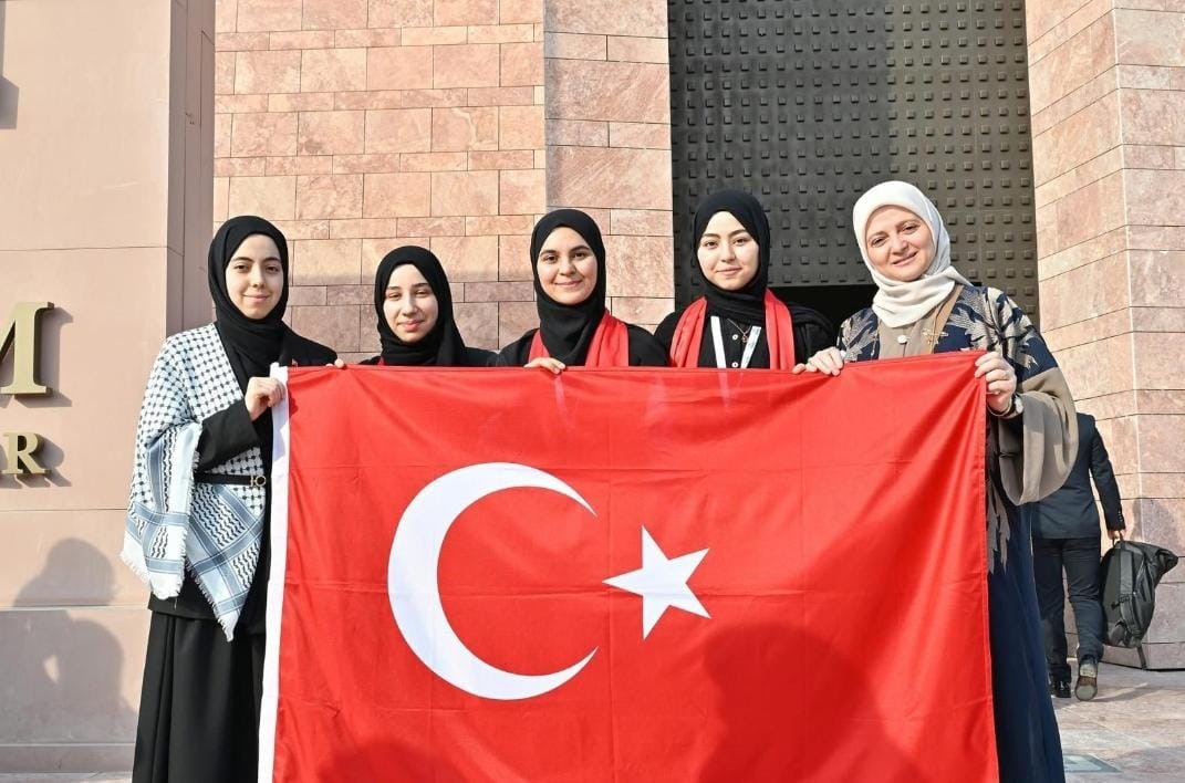 İzmitli kız öğrenciler Arapça münazarada dünya ikincisi oldu
