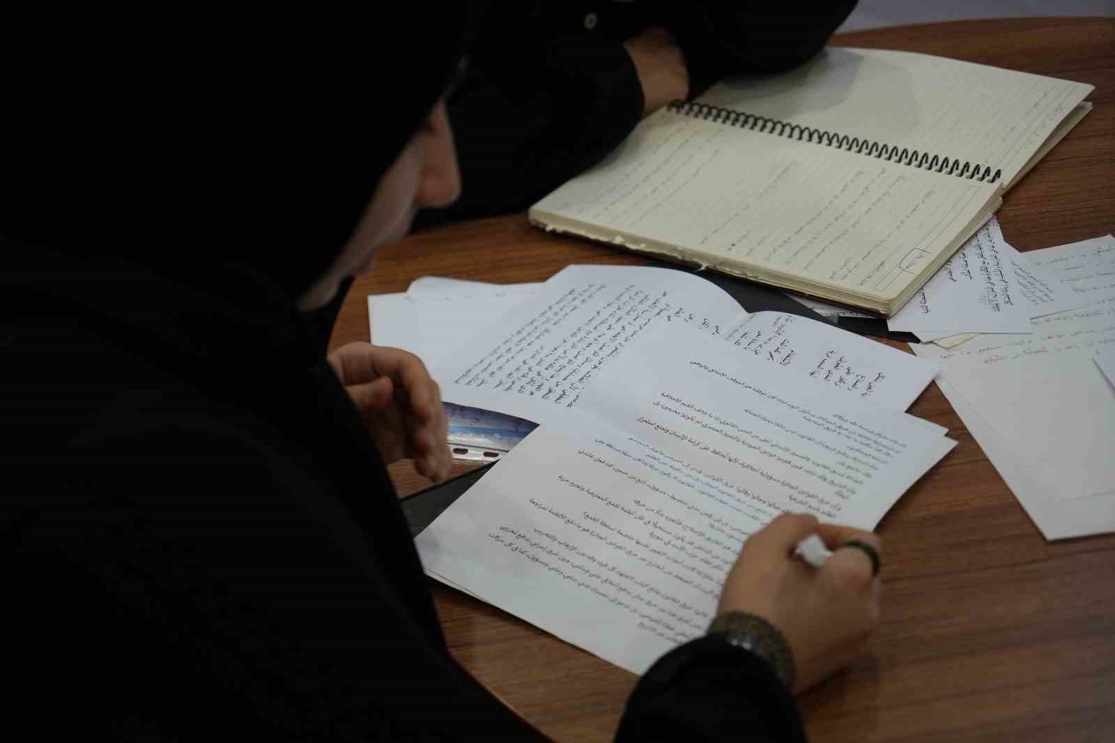 İzmitli kız öğrenciler Arapça münazarada dünya ikincisi oldu
