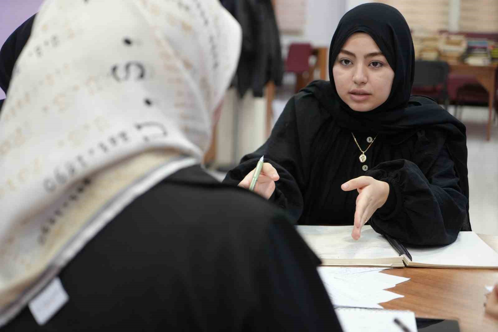 İzmitli kız öğrenciler Arapça münazarada dünya ikincisi oldu
