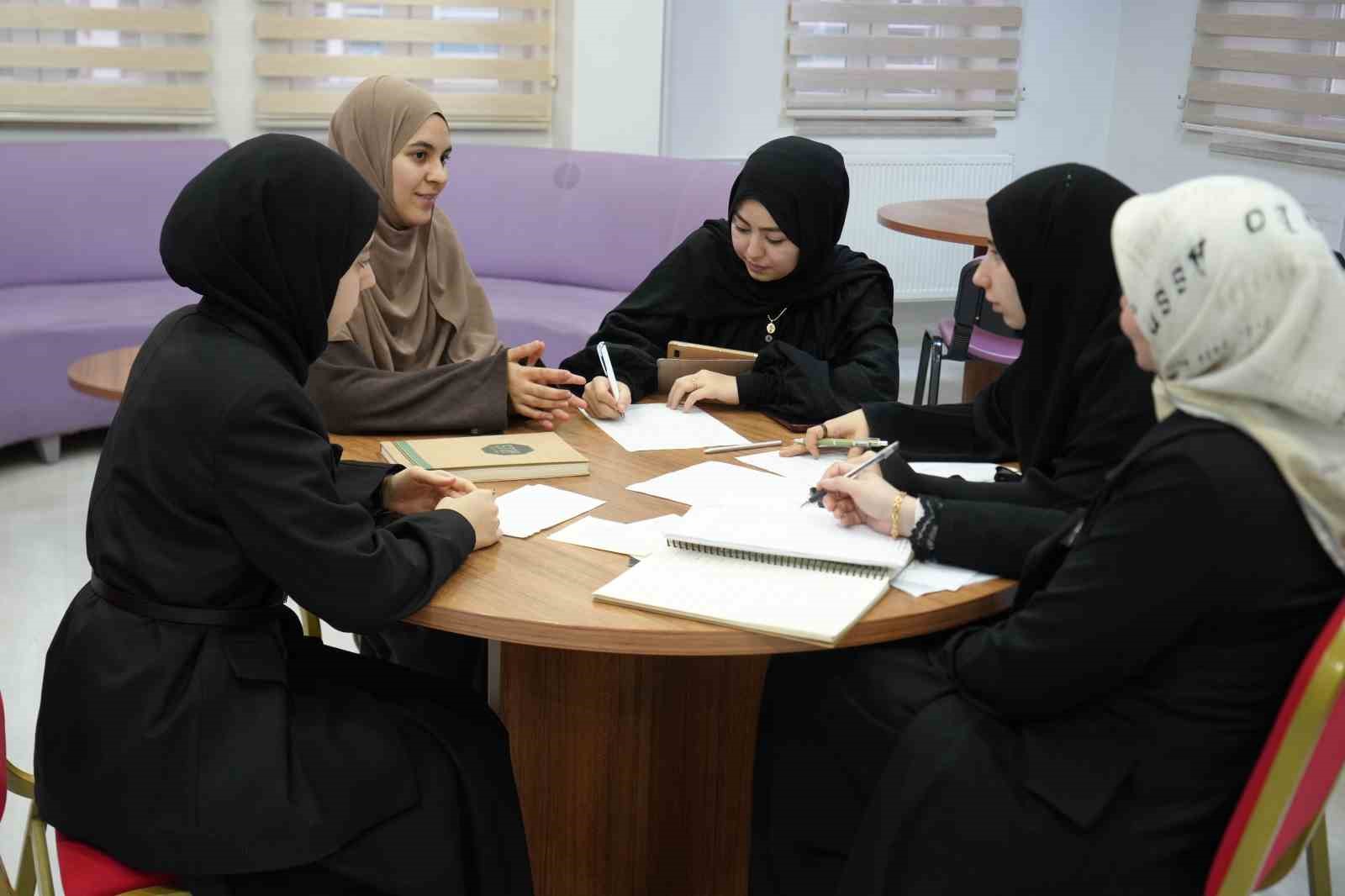 İzmitli kız öğrenciler Arapça münazarada dünya ikincisi oldu
