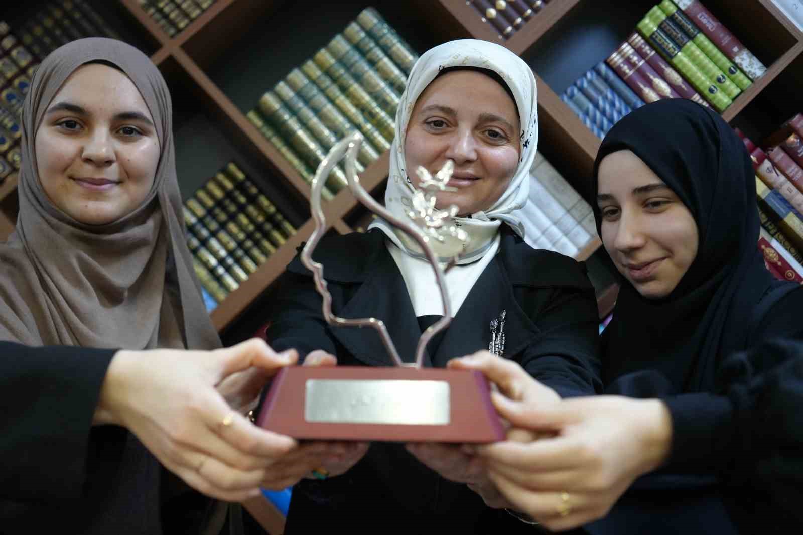 İzmitli kız öğrenciler Arapça münazarada dünya ikincisi oldu
