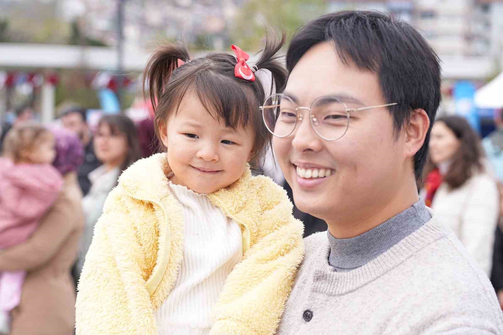 İzmit’te 23 Nisan’a uluslararası ilgi: Çocuklar bayram coşkusunu birlikte yaşıyor
