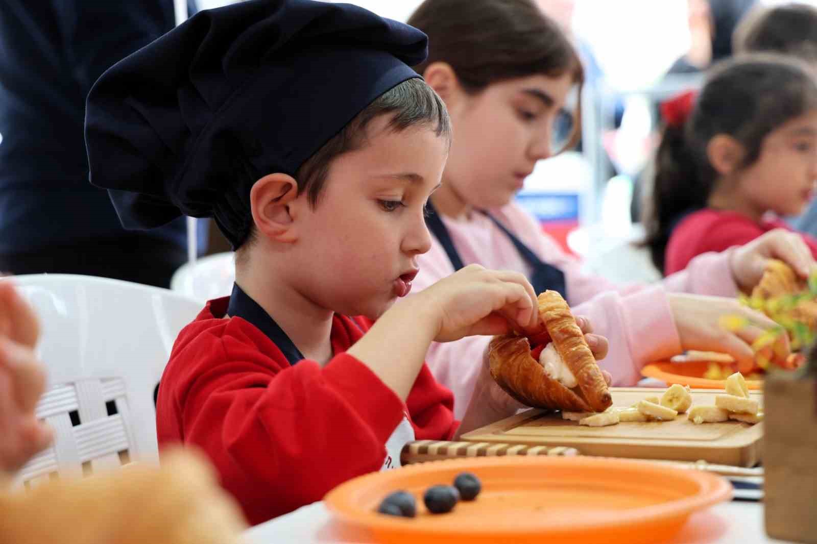İzmit’te 23 Nisan’a uluslararası ilgi: Çocuklar bayram coşkusunu birlikte yaşıyor
