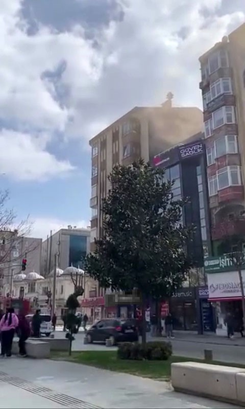 İzmit’te 7 katlı binanın çatısındaki bacadan çıkan yangın korkuttu

