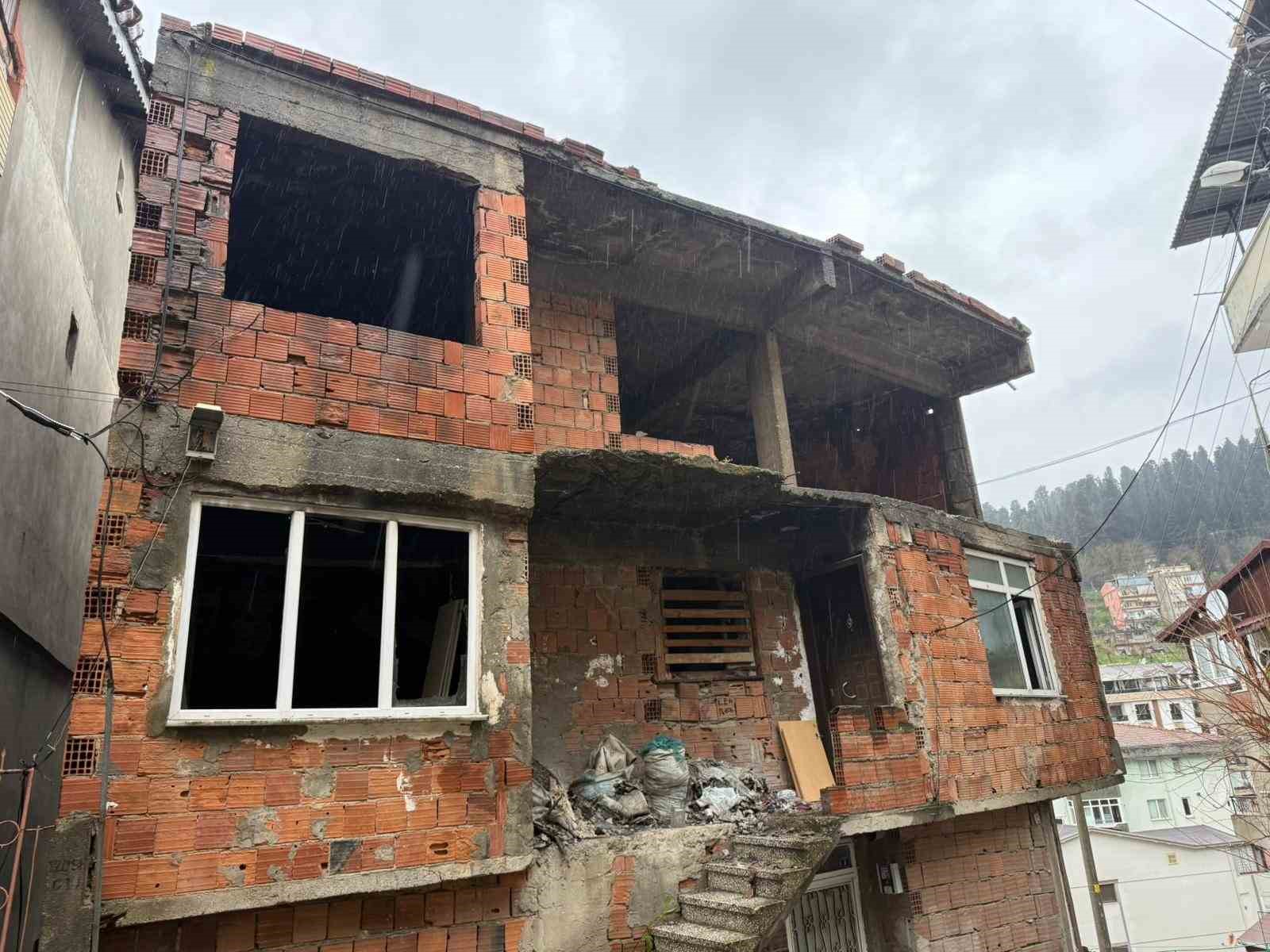 İzmit’te kullanılmayan iki katlı evin çatısı alev alev yandı
