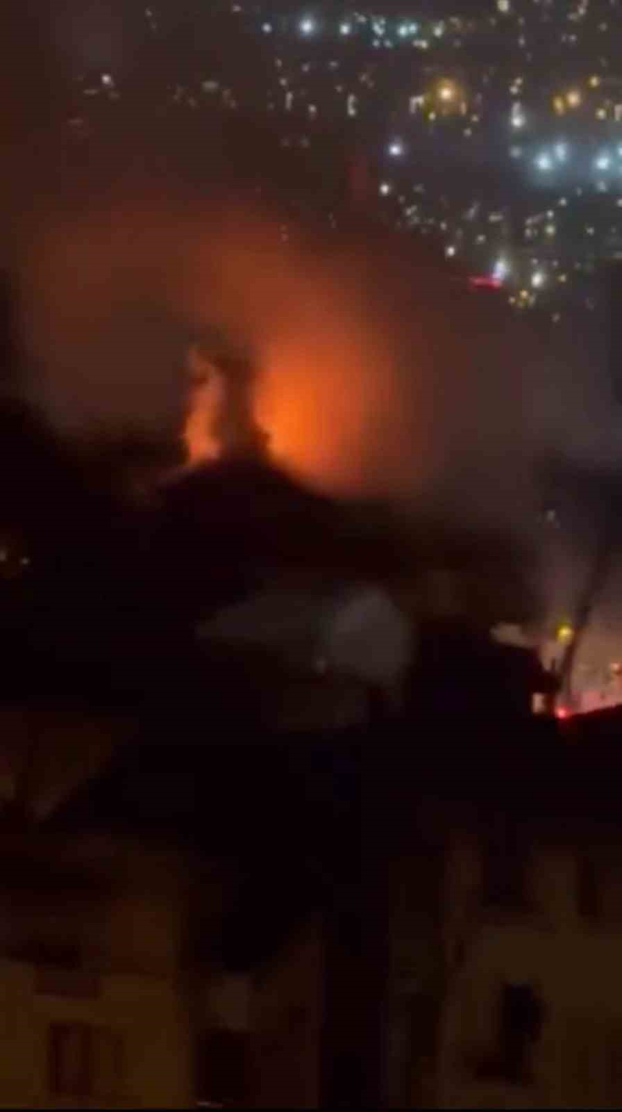 İzmit’te kullanılmayan iki katlı evin çatısı alev alev yandı
