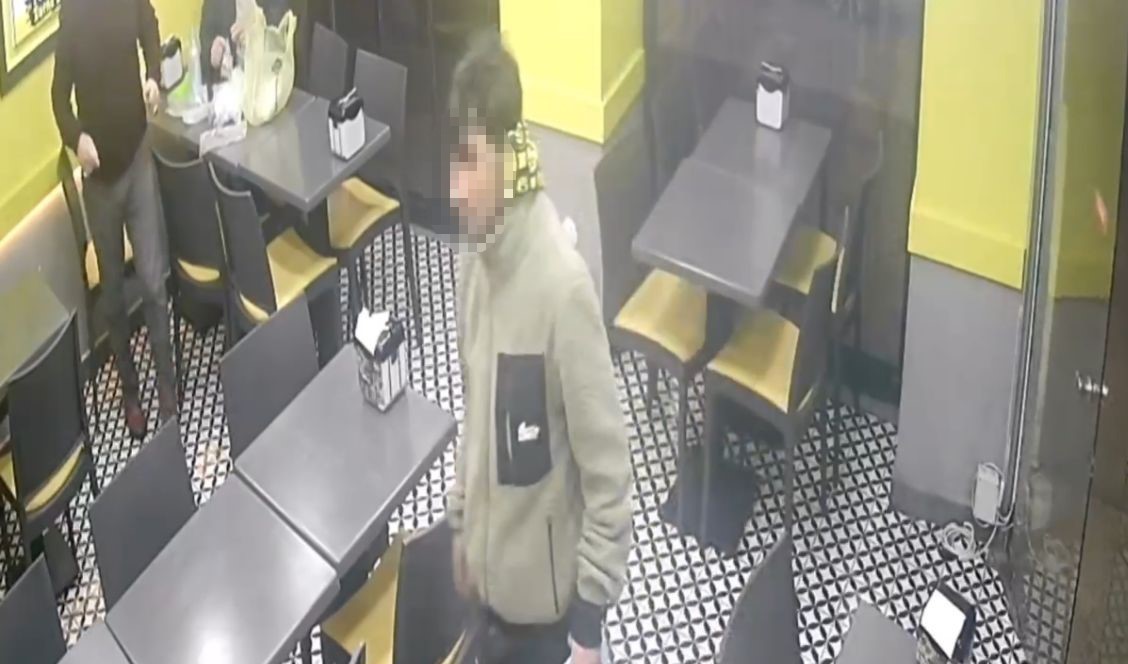 İzmit’teki silahlı saldırı öncesi şüphelilerin dönercideki görüntüleri ortaya çıktı: 9 gözaltı
İzmit’teki silahlı saldırı öncesi şüphelilerin dönercideki görüntüleri ortaya çıktı: 9 gözaltı