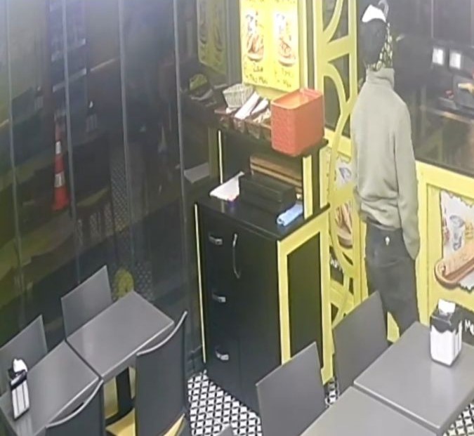 İzmit’teki silahlı saldırı öncesi şüphelilerin dönercideki görüntüleri ortaya çıktı: 9 gözaltı
İzmit’teki silahlı saldırı öncesi şüphelilerin dönercideki görüntüleri ortaya çıktı: 9 gözaltı