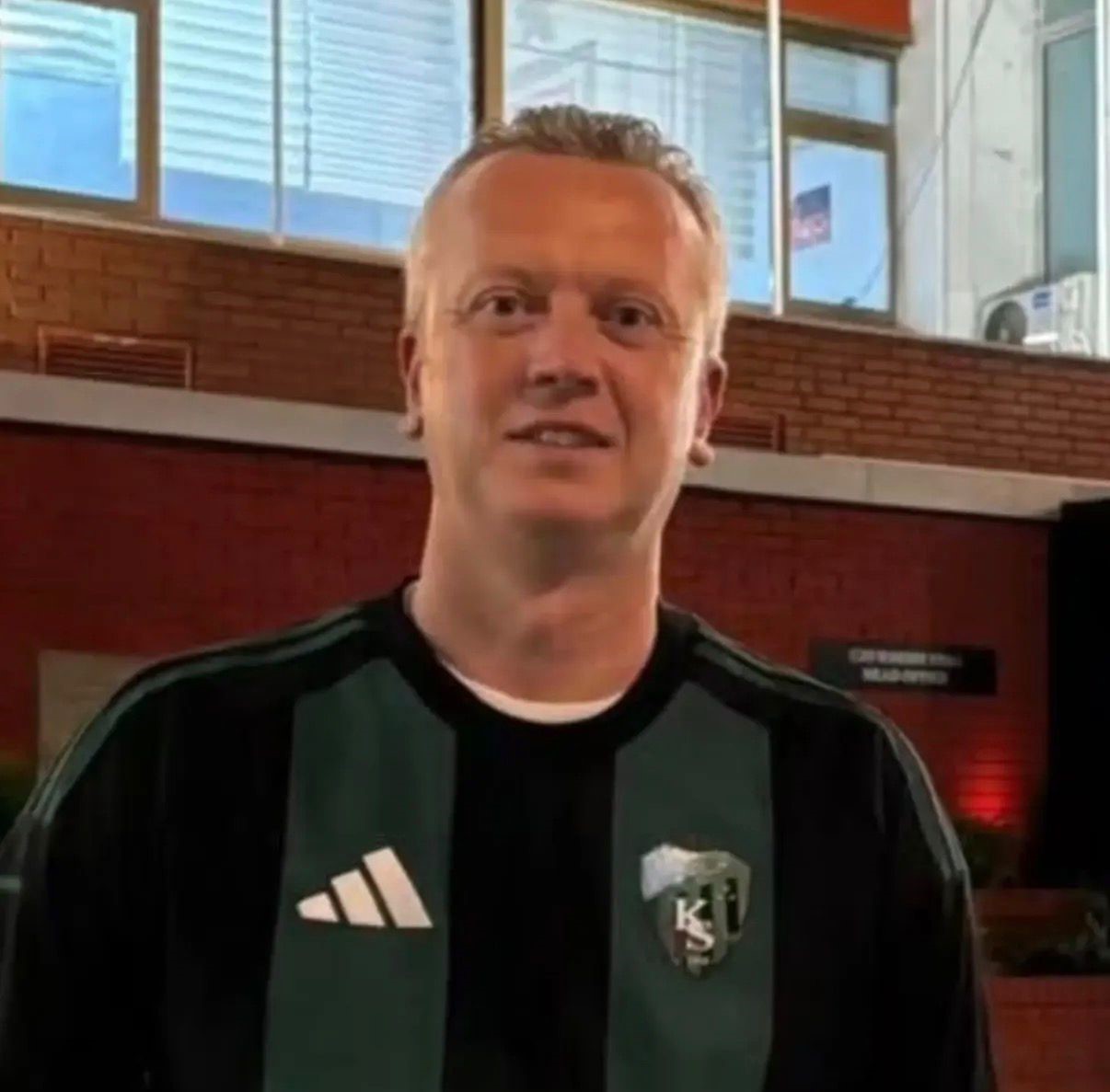 İzmit’teki silahlı saldırı öncesi şüphelilerin dönercideki görüntüleri ortaya çıktı: 9 gözaltı
İzmit’teki silahlı saldırı öncesi şüphelilerin dönercideki görüntüleri ortaya çıktı: 9 gözaltı