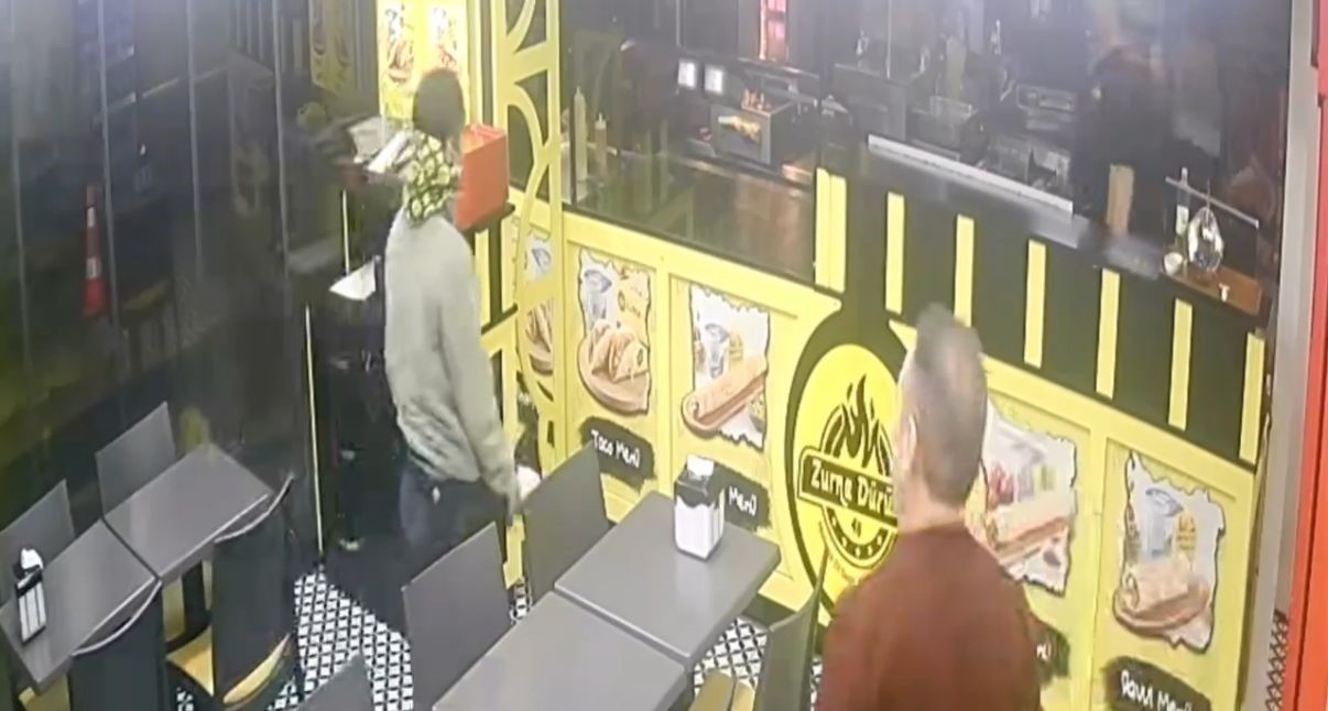 İzmit’teki silahlı saldırı öncesi şüphelilerin dönercideki görüntüleri ortaya çıktı: 9 gözaltı
İzmit’teki silahlı saldırı öncesi şüphelilerin dönercideki görüntüleri ortaya çıktı: 9 gözaltı