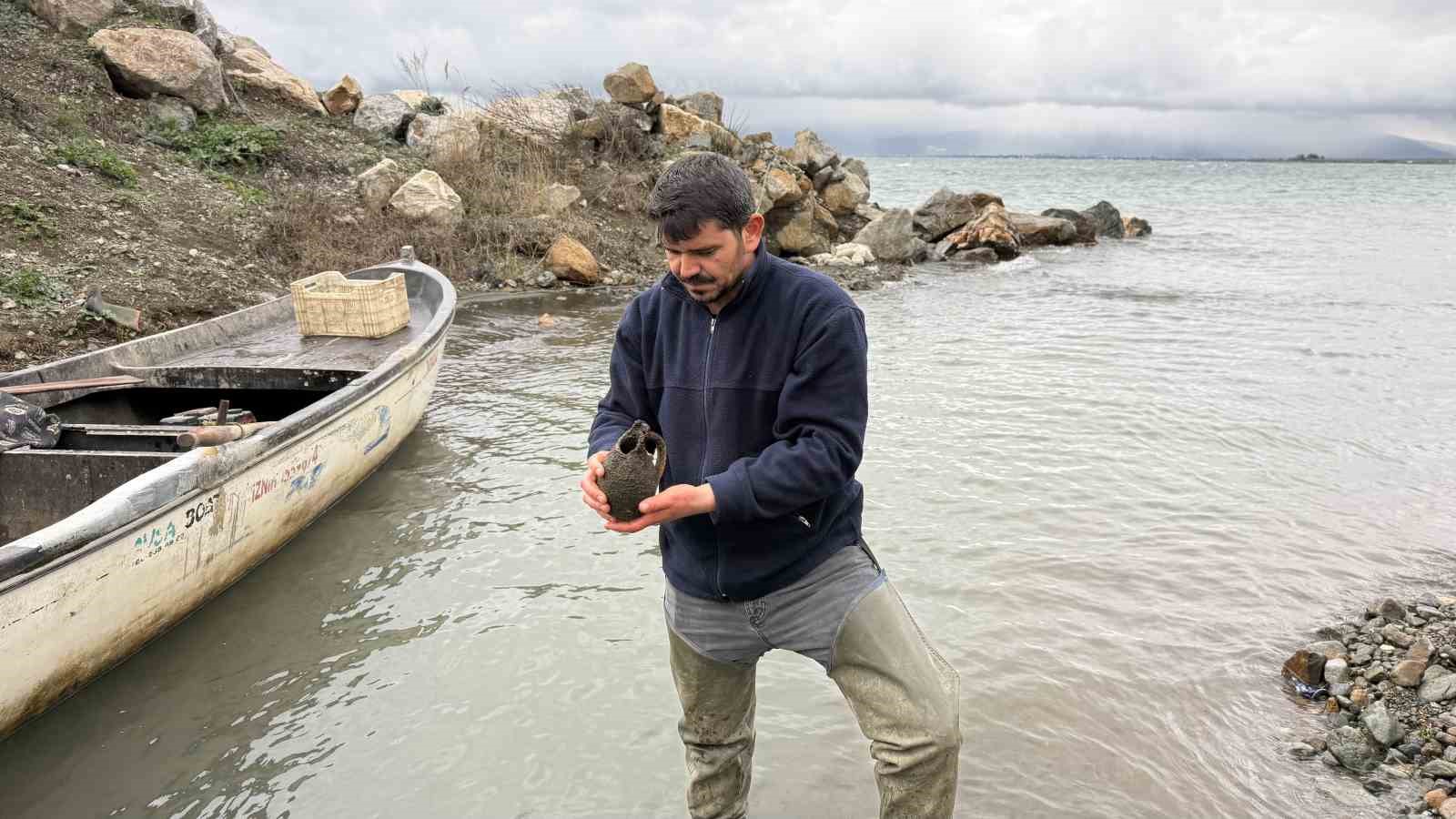 İznik Gölü’nde balıkçıların ağına küp takıldı
