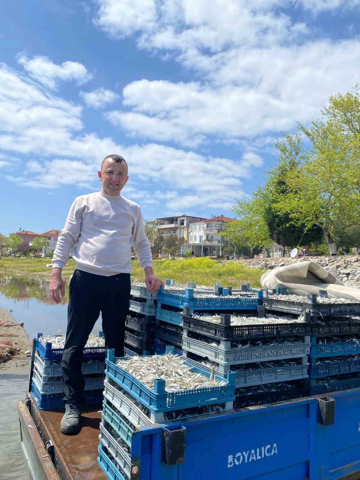 İznik Gölü’nde bereketli sezon...Gümüş balığında yüzler gülüyor
