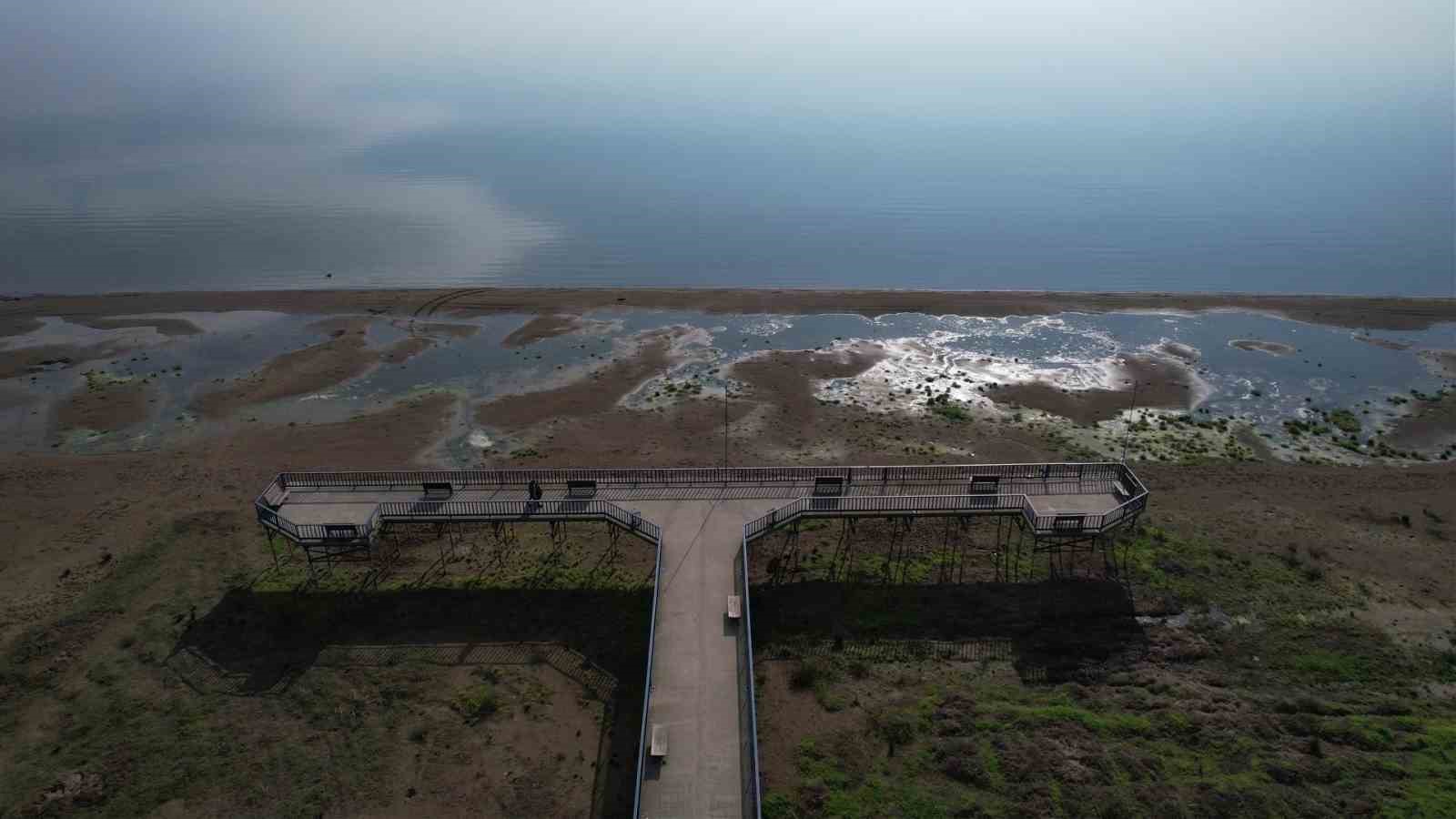 İznik Gölü’nde su çekilmesi alarm veriyor...İskele karada kaldı
İznik Gölü’nde su çekilmesi alarm veriyor...İskele karada kaldı