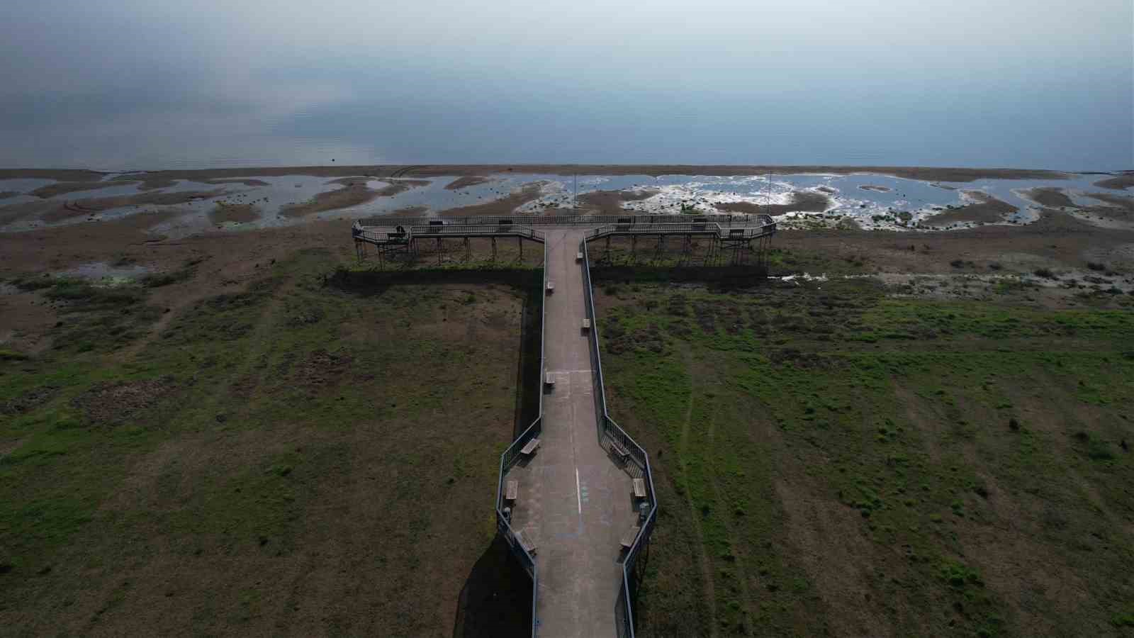 İznik Gölü’nde su çekilmesi alarm veriyor...İskele karada kaldı
İznik Gölü’nde su çekilmesi alarm veriyor...İskele karada kaldı