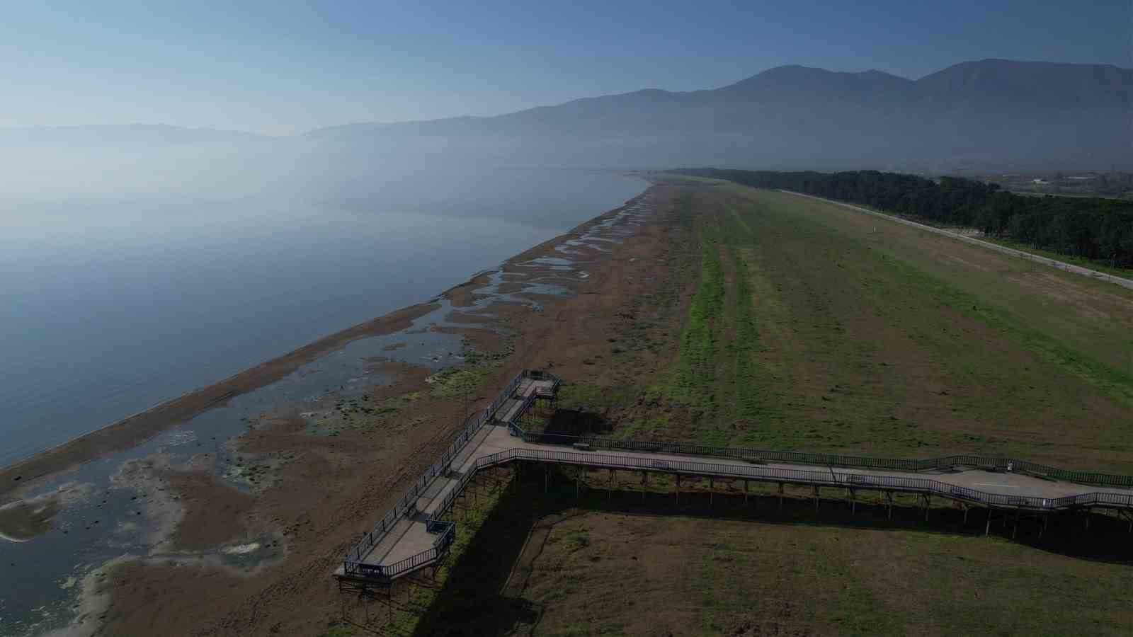 İznik Gölü’nde su çekilmesi alarm veriyor...İskele karada kaldı
İznik Gölü’nde su çekilmesi alarm veriyor...İskele karada kaldı