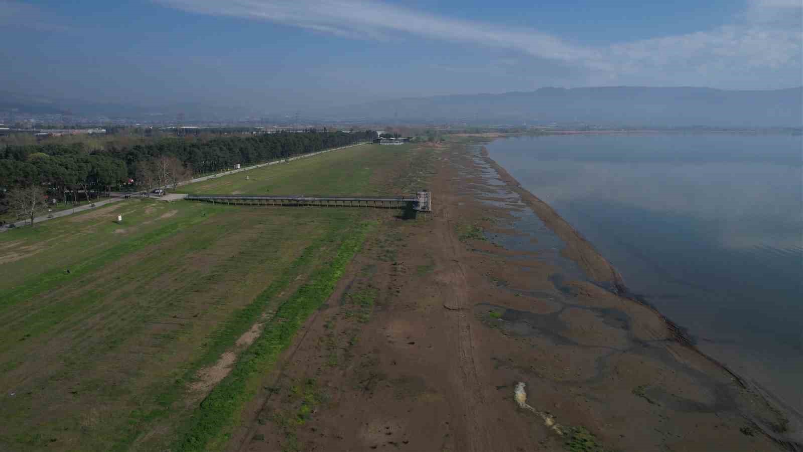 İznik Gölü’nde su çekilmesi alarm veriyor...İskele karada kaldı
İznik Gölü’nde su çekilmesi alarm veriyor...İskele karada kaldı