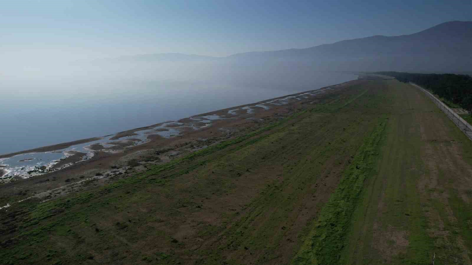 İznik Gölü’nde su çekilmesi alarm veriyor...İskele karada kaldı
İznik Gölü’nde su çekilmesi alarm veriyor...İskele karada kaldı