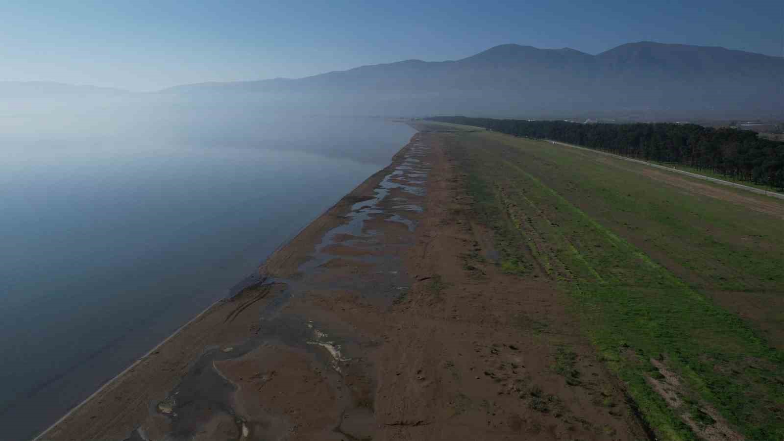 İznik Gölü’nde su çekilmesi alarm veriyor...İskele karada kaldı
İznik Gölü’nde su çekilmesi alarm veriyor...İskele karada kaldı