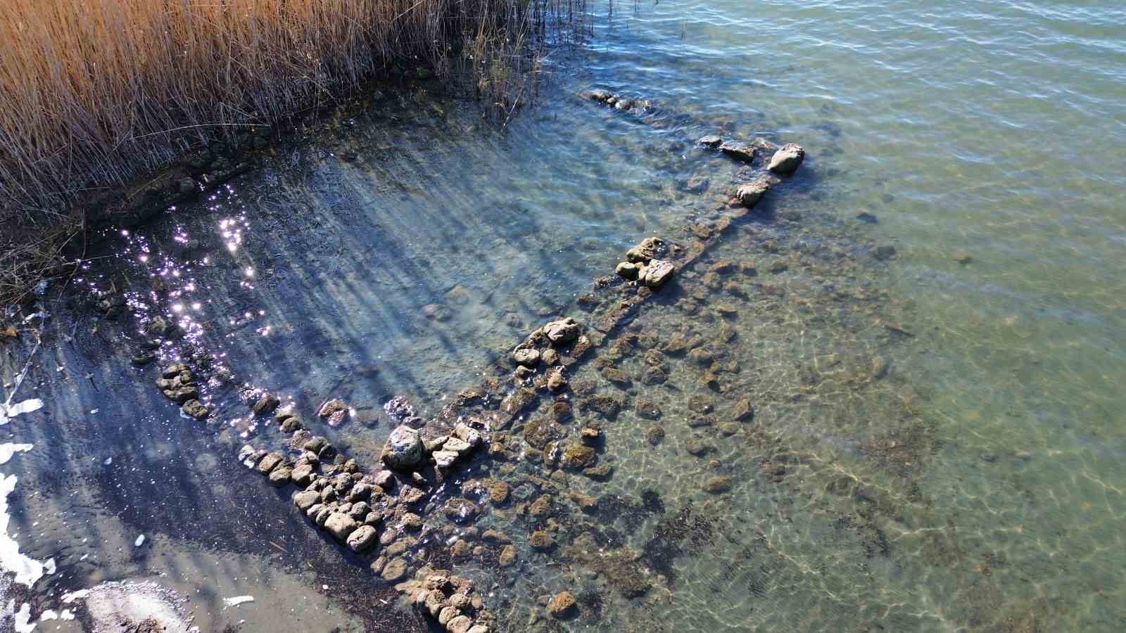 İznik Gölü’nde sular çekildi...Bir tarihi eser günyüzüne çıktı
