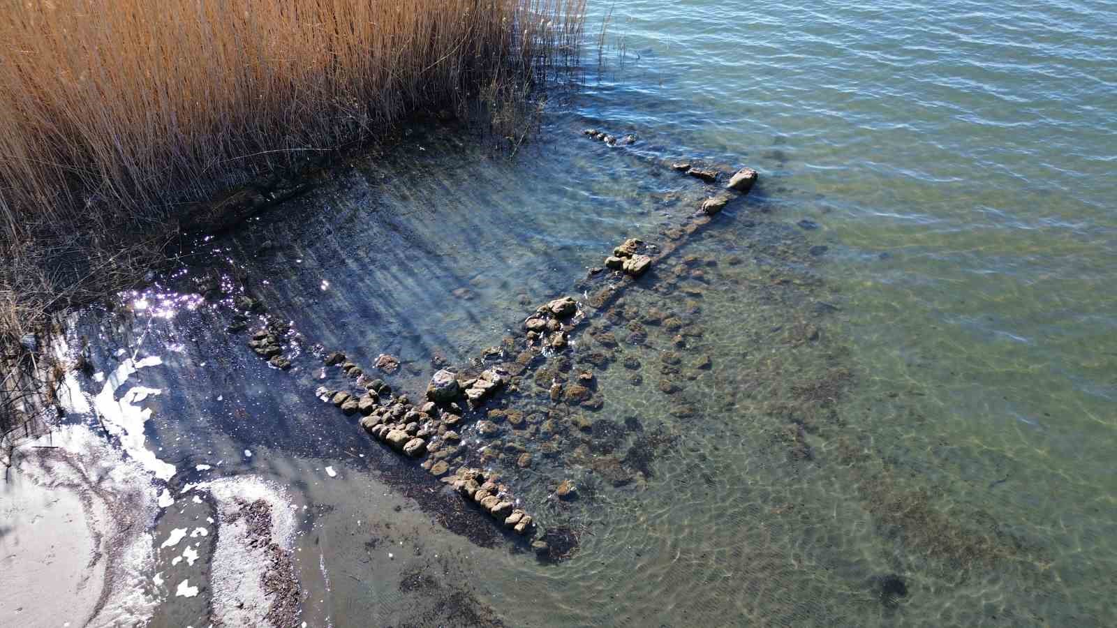 İznik Gölü’nde sular çekildi...Bir tarihi eser günyüzüne çıktı
