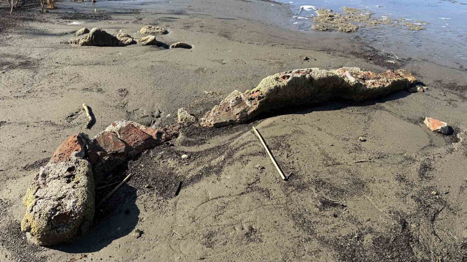 İznik Gölü’nde sular çekildi...Bir tarihi eser günyüzüne çıktı
