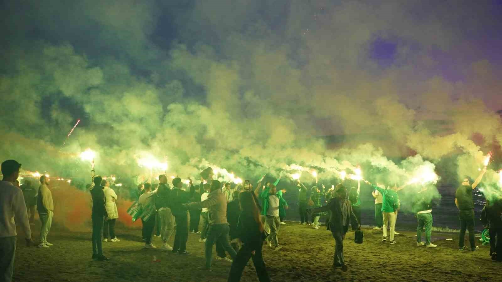 İznik sahili yeşil-beyaza boyandı
