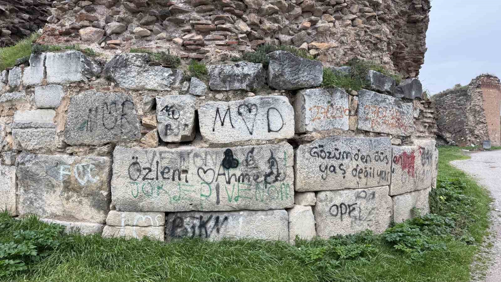 İznik’te 2 bin yıllık surlara sprey boya ile yazılan yazılar tepki çekti
