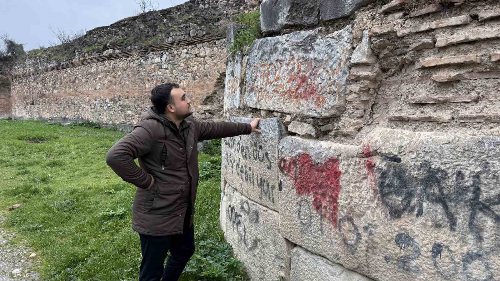İznik’te 2 bin yıllık surlara sprey boya ile yazılan yazılar tepki çekti
