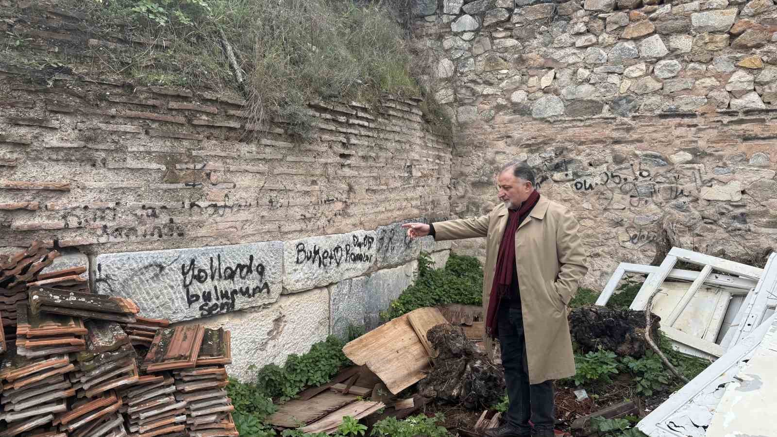 İznik’te 2 bin yıllık surlara sprey boya ile yazılan yazılar tepki çekti
