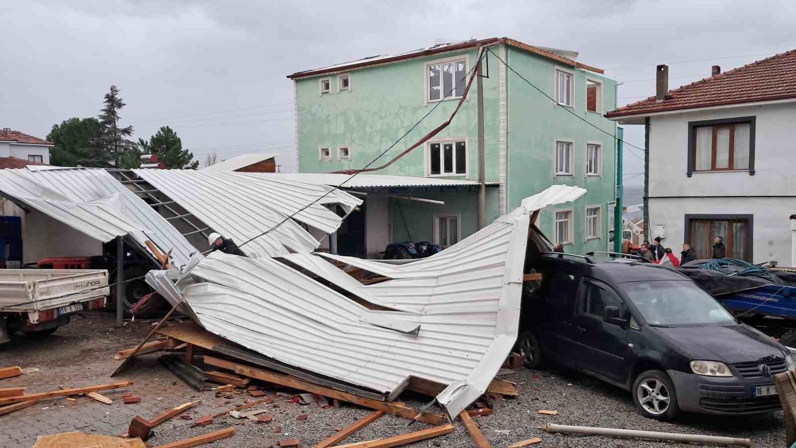 İznik’te şiddetli fırtına evin çatısını uçurdu
