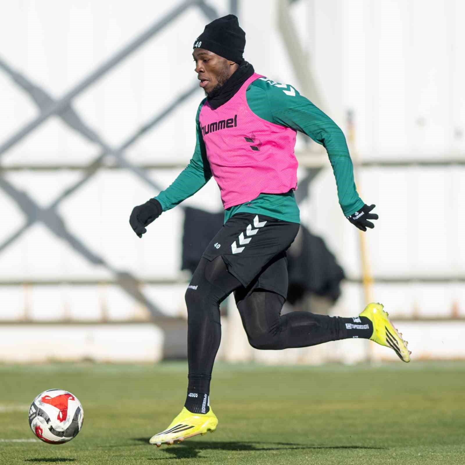 Jackson Muleka: "Yüzde yüzümüzü vereceğiz ve terimizin son damlasına kadar savaşmaya devam edeceğiz"
Jackson Muleka: "Yüzde yüzümüzü vereceğiz ve terimizin son damlasına kadar savaşmaya devam edeceğiz"