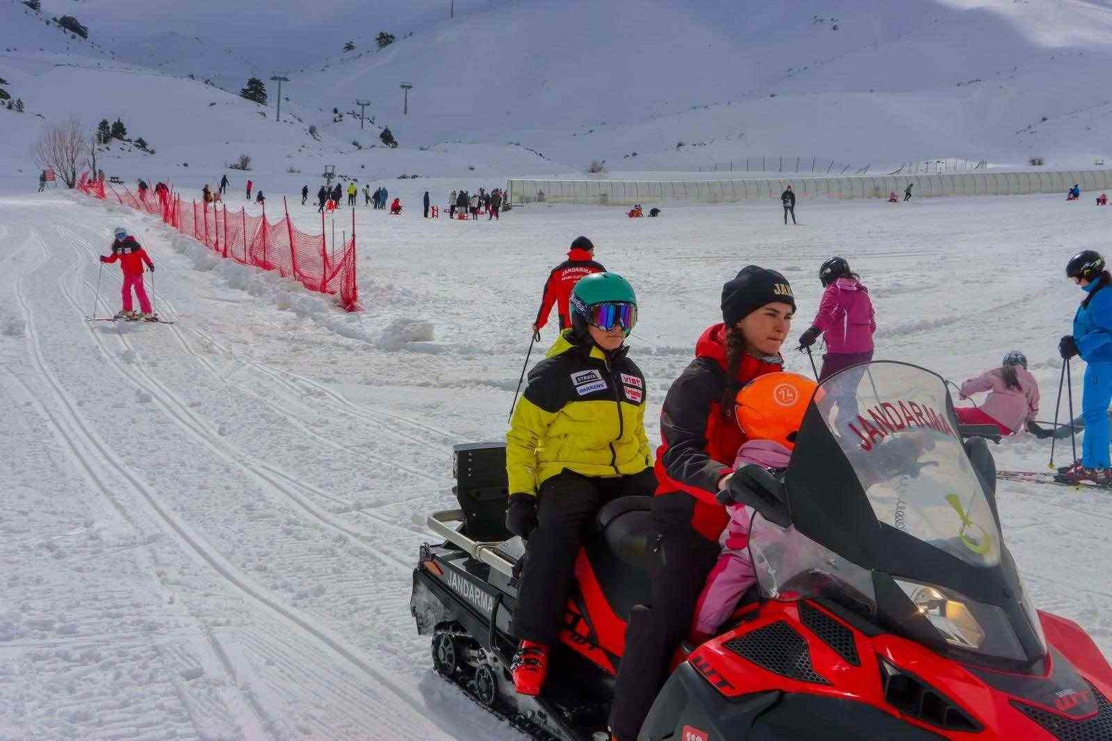 JAK şehit ve gazi çocuklarına kayak eğitimi verdi
