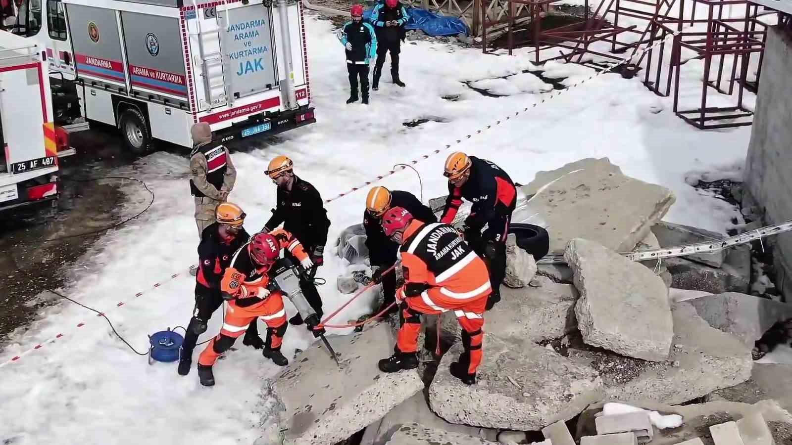 JAK timinden ağır kış şartlarına müdahale tatbikatı
