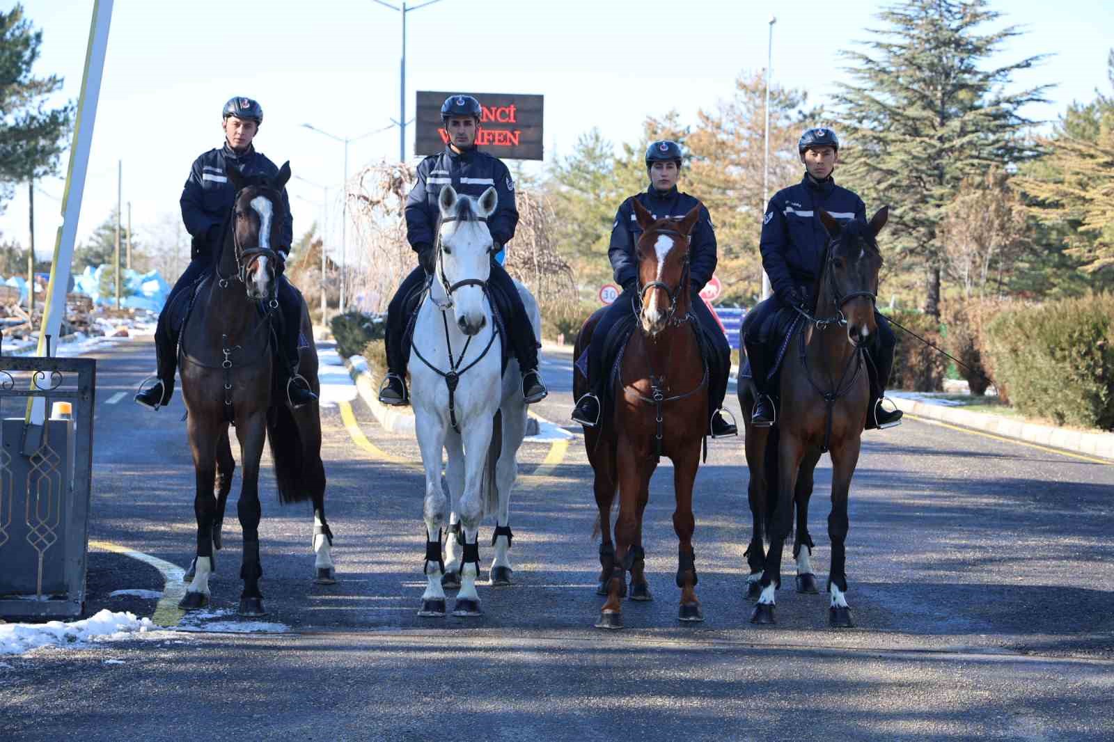 JAKEM’de atlar eğitimde
JAKEM’de atlar eğitimde
