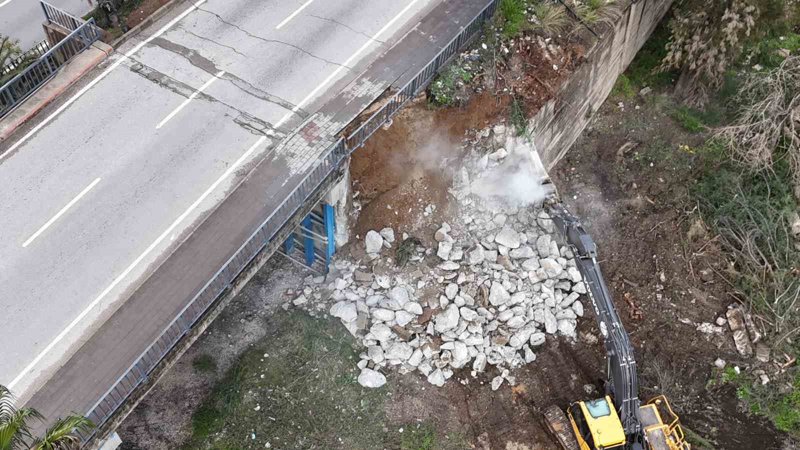 James Bond filminin bazı sahneleri çekilmişti: O köprüde yıkım başladı
