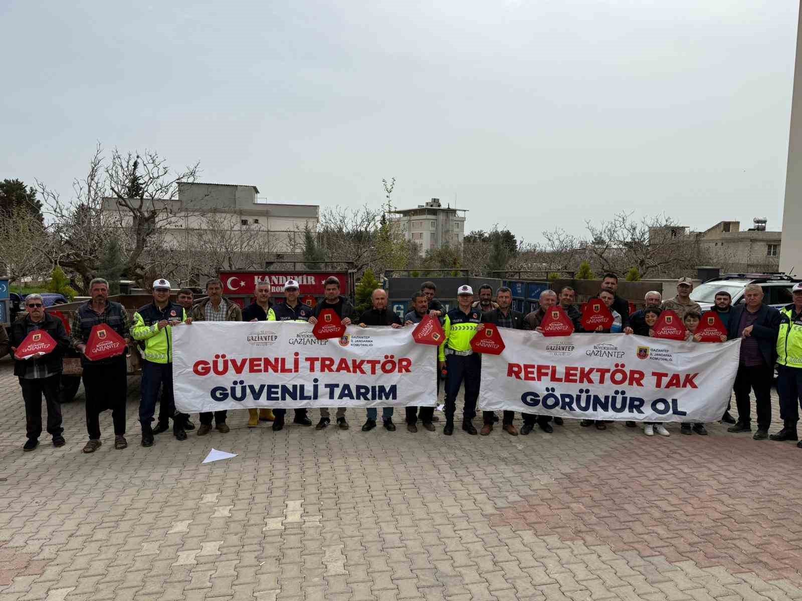 Jandarma 300 traktör sürücüsüne eğitim vererek 600 reflektör dağıttı
